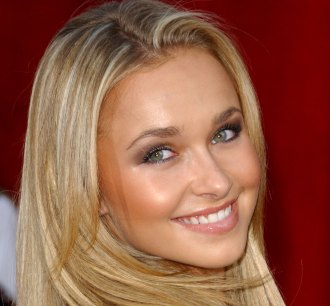 Hayden-Panettiere-swims-sharks.jpg