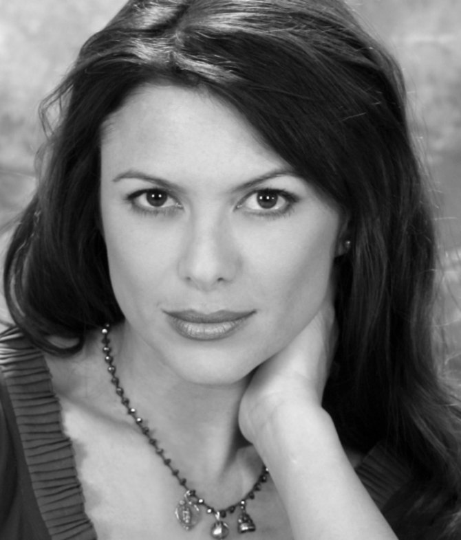 >Kari Wuhrer