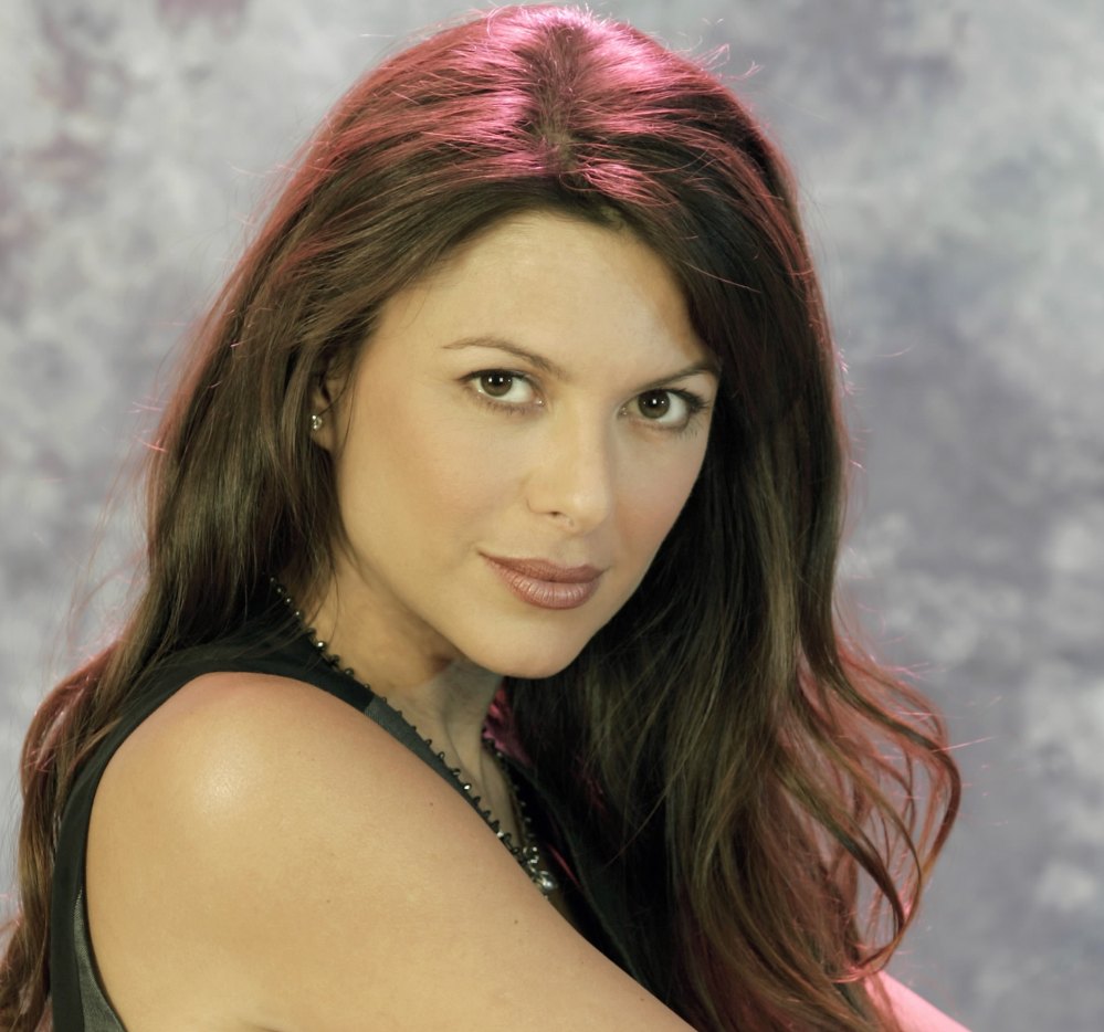 >Kari Wuhrer