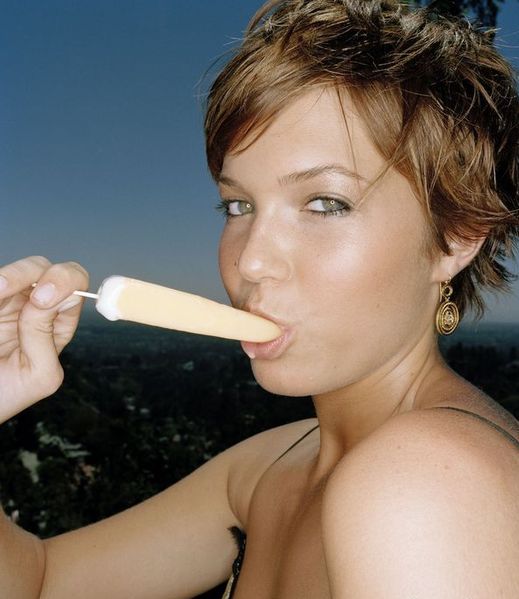 >Mandy Moore