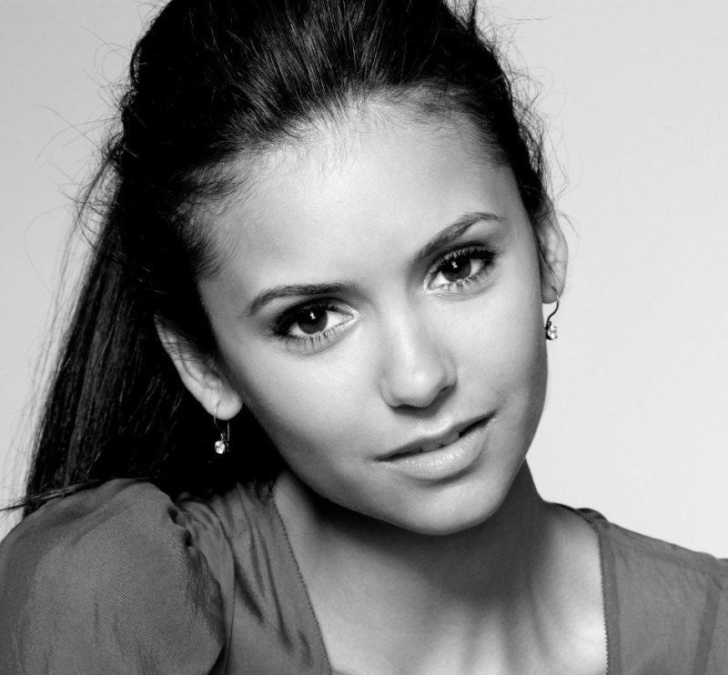 >Nina Dobrev