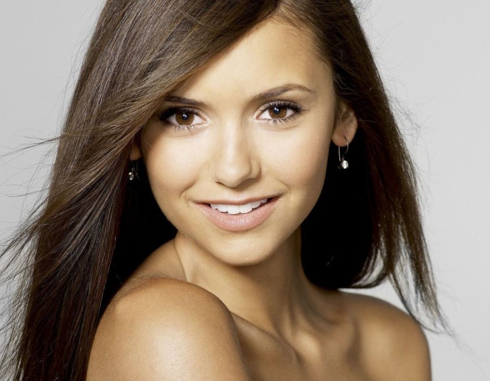 >Nina Dobrev