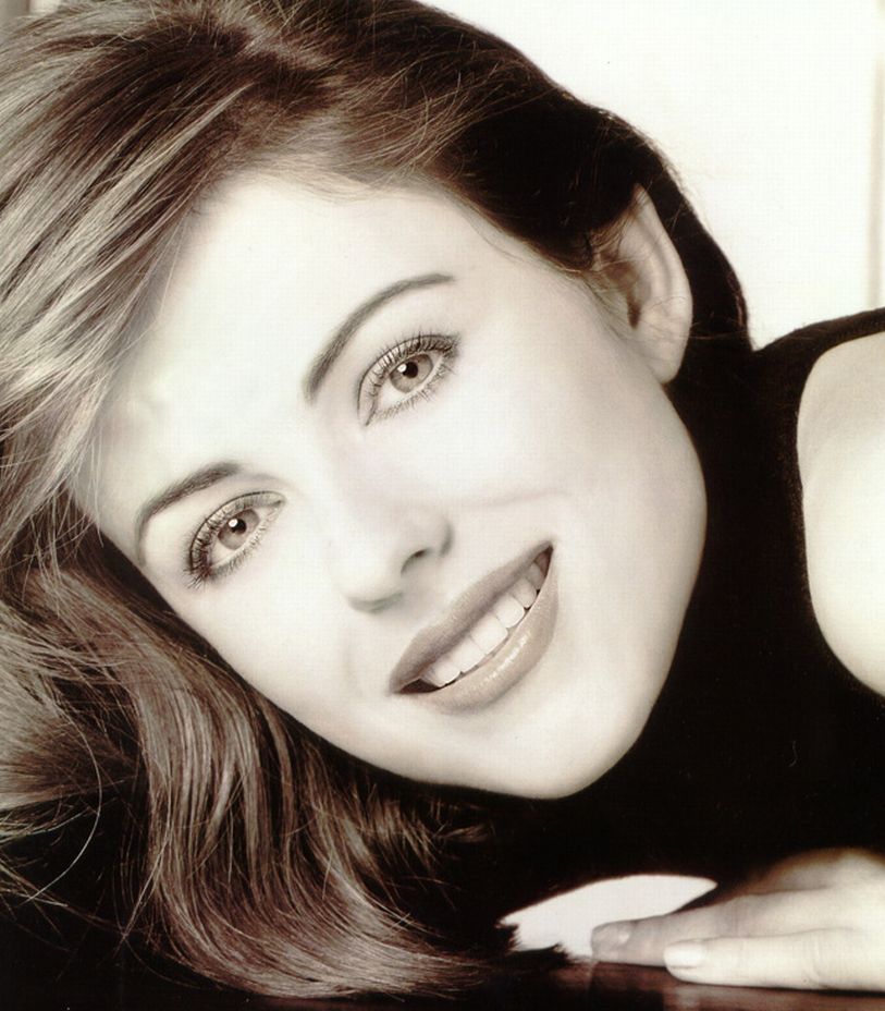 >Elizabeth Hurley