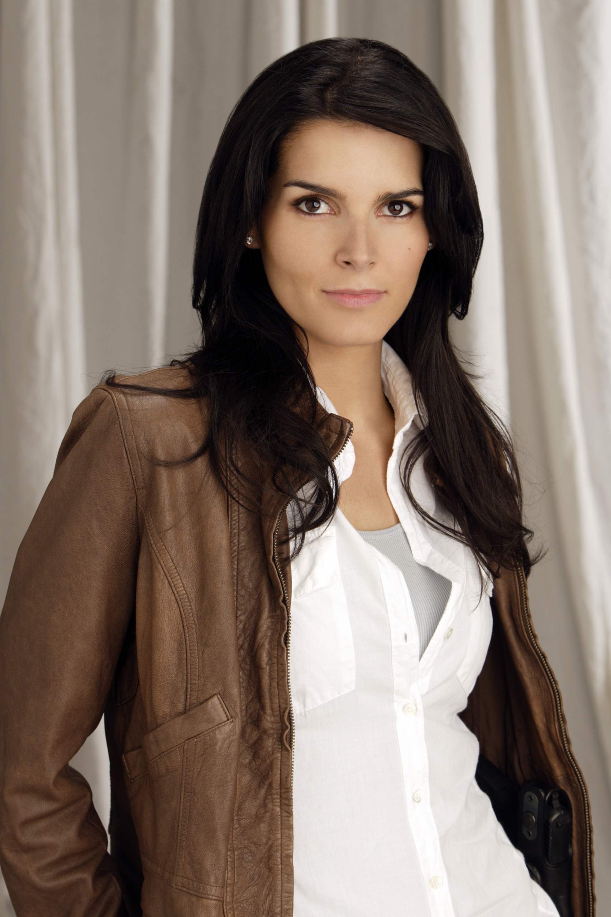 >Angie Harmon