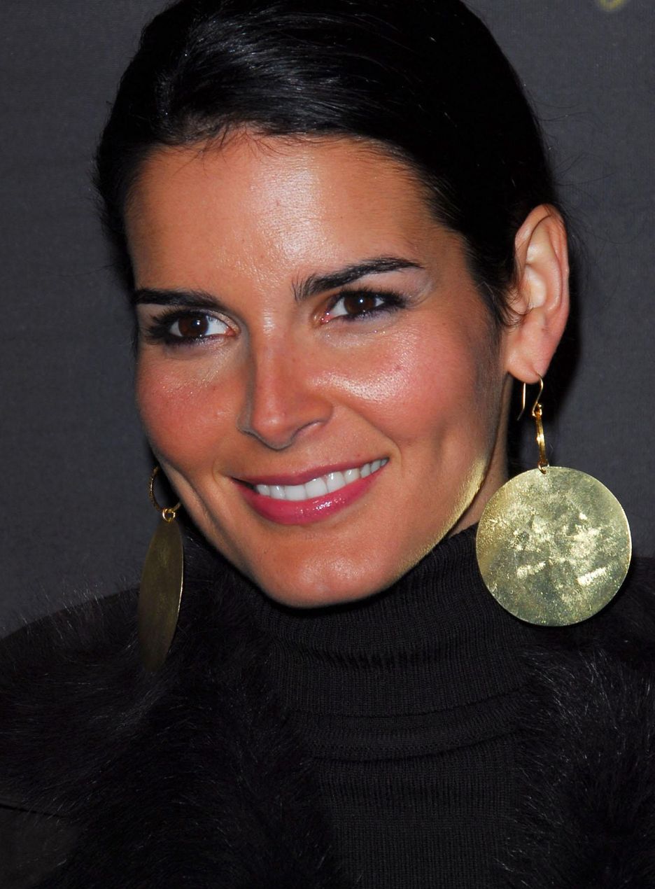 >Angie Harmon