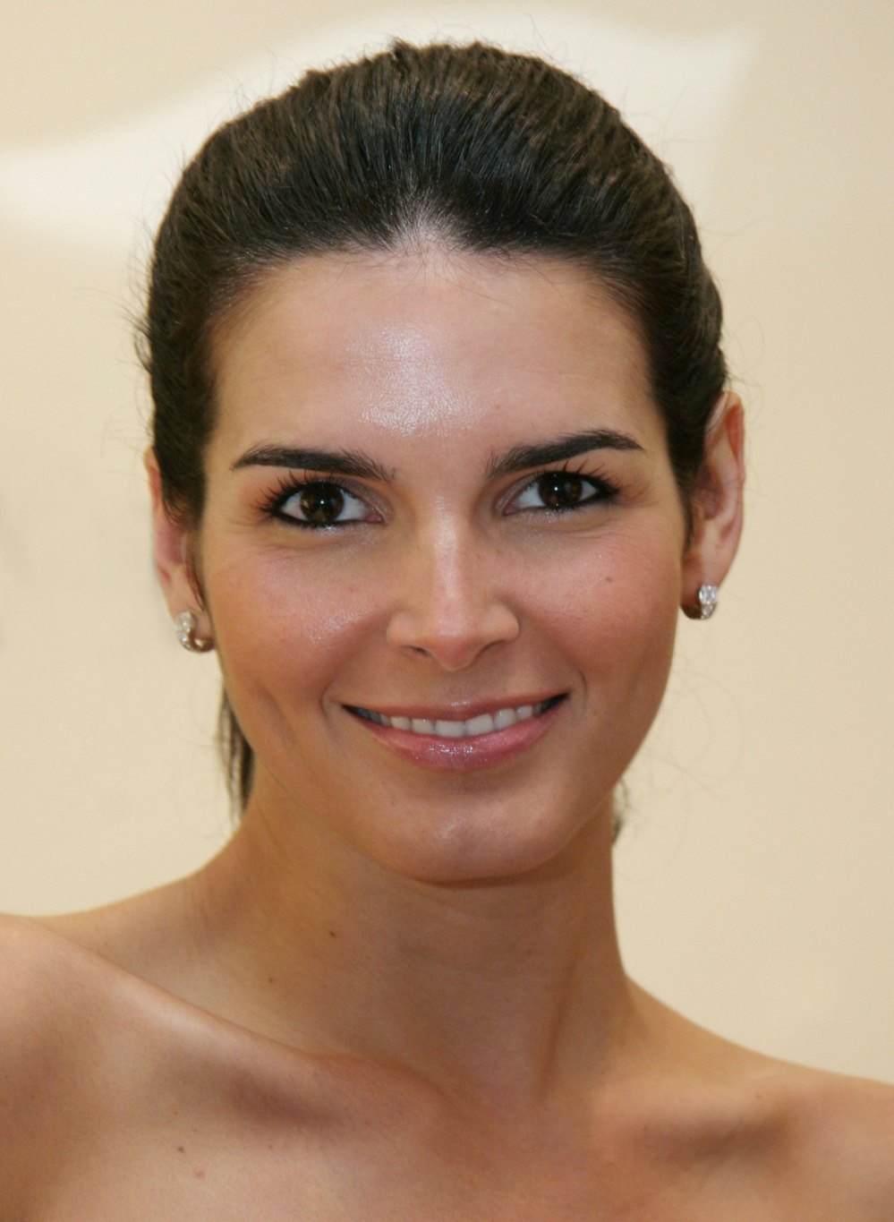 >Angie Harmon