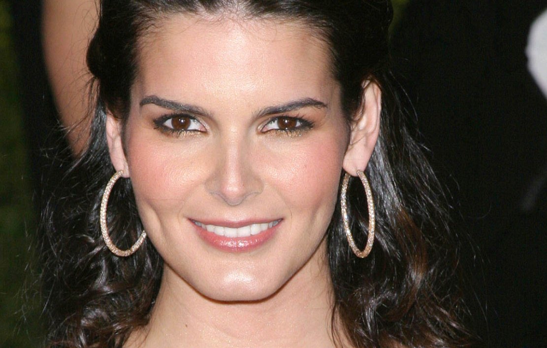 >Angie Harmon