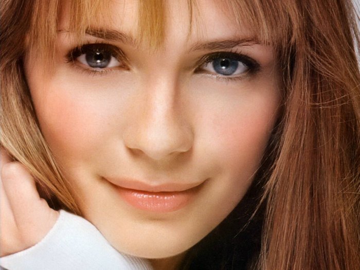>Mischa Barton