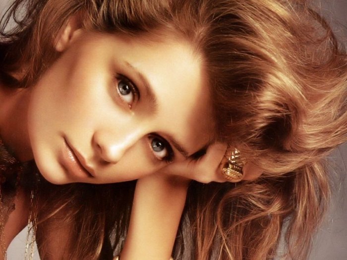 >Mischa Barton